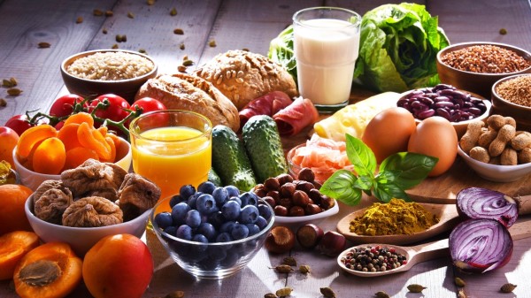 以蔬果、五谷杂粮为主的饮食有助于预防失智症。