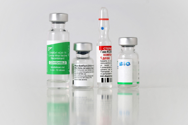 4种不同COVID19疫苗Covid-19 vaccines produced by (fromL) Sinopharm Group Co., Sputnik V, Pfizer Inc. and BioNTech SE and Oxford-AstraZeneca (India&9;s Covishield)