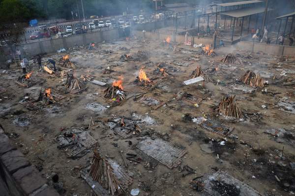 印度民众不得不在空旷地方焚烧染疫死者的尸体
