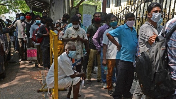2021年4月30日，印度钦奈的民众在排队购买抗病毒药瑞德西韦