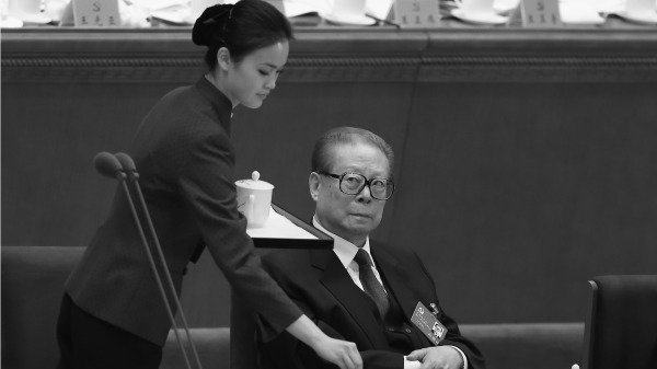 前中共总书记江泽民出席十八大会议。