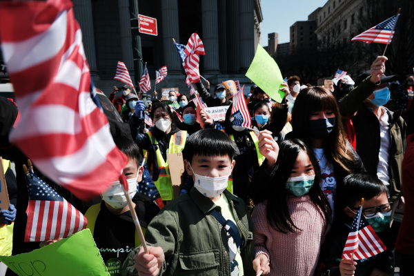 亚裔在纽约街头游行抗议