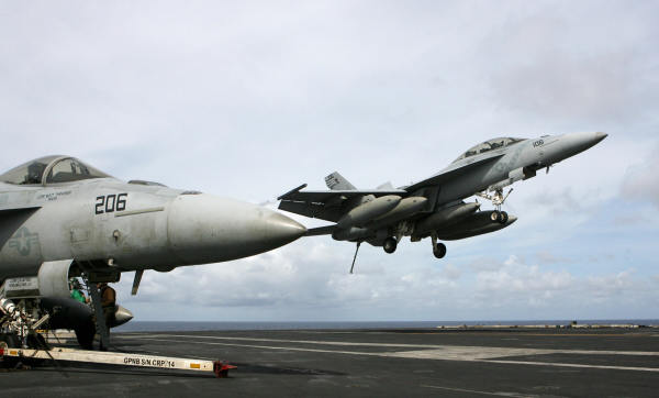 2007年9月7日，印度-美国-日本-新加坡-澳大利亚联合军演期间，一架美国F-18战斗机准备降落在孟加拉湾的小鹰号（CV63）航空母舰的甲板上。