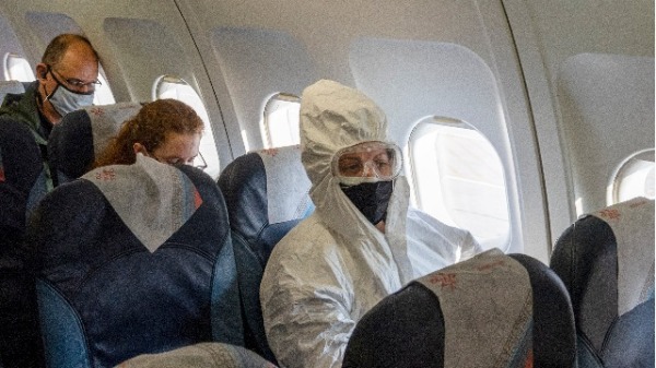 疫情下旅客乘坐飞机