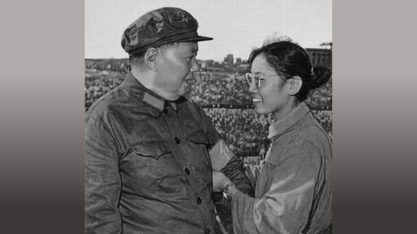 1966年宋彬彬为毛泽东戴绣着“红卫兵”三字的袖章。