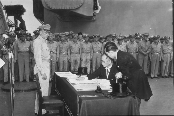 1945年9月2日，第二次世界大戰末期，日本外交大臣茂光重光在東京灣密蘇里號上簽署了日本投降書。
