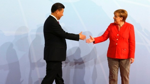 2017年7月7日至8日在德国举行G20峰会期间，习近平与默克尔握手