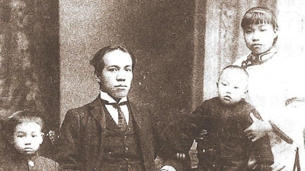 梁启超与长子梁思成（左一）、三子梁思忠（右二）、长女梁思顺（右一），1905年摄于东京