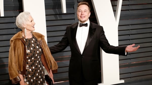 电动车大厂特斯拉（Tesla）和美国太空探索科技公司（SpaceX）的执行长马斯克与母亲梅耶（Maye）
