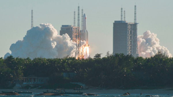 一枚長征5B火箭從中國海南島的文昌發射場發射升空