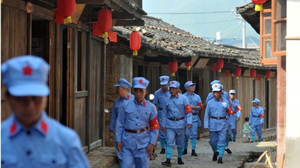 中共假扮红军参加2015年7月15日的参观福建龙岩的中孚村庄。（图片来源:Getty Images）