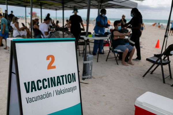 圖為2021年5月9日在佛羅里達州南部海灘上的一個武漢病毒疫苗接種中心。（圖片來源：Eva Marie Uzcategui / AFP via Getty Images）