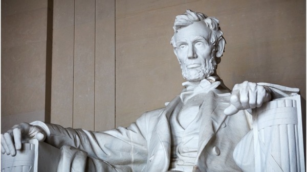 第十六任美国总统亚伯拉罕・林肯雕像。