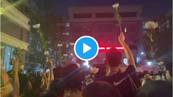 5月11日晚，成都49中门口聚集大量民众，手持白花，齐声高呼：“真相！真相！”(图片来源：视频截图）