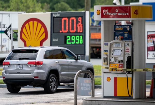 圖為2021年5月12日在弗吉尼亞州某處的殼牌加油站已經無油供應，關閉了加油泵。（圖片來源：Andrew Caballero-Reynolds/AFP via Getty Images)