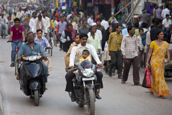 2011年3月2日，印度北部贝纳雷斯接上的人流。