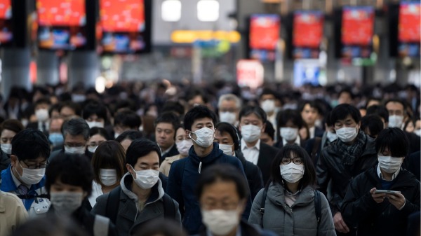 日本东京戴口罩的通勤者。
