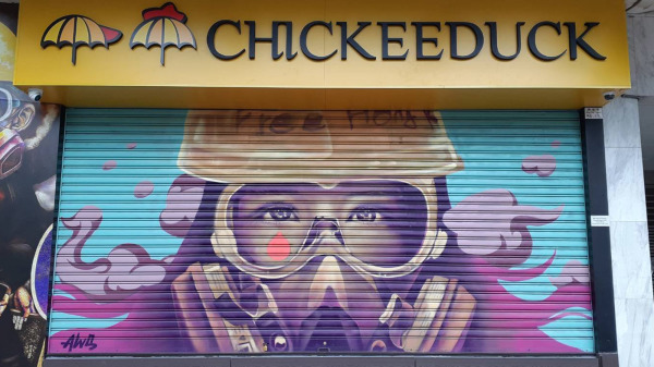 周小龍Chickeeduck天后店牆外的抗爭壁畫。（圖片來源：Michelle/看中國）