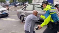 浙江交警粗暴对90岁老人喷辣椒水引民怨(图)