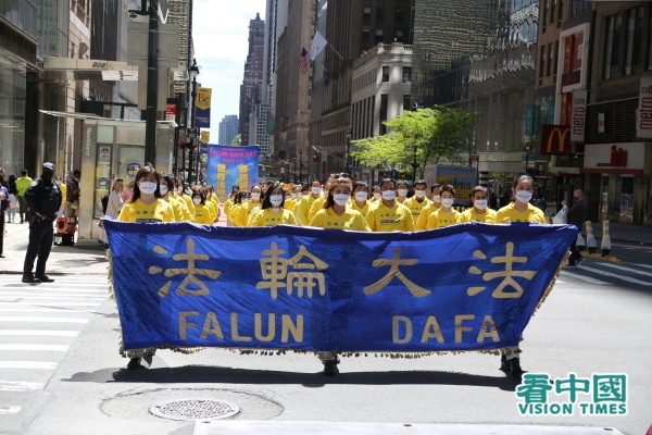 513世界法轮大法日，近二千名法轮功学员在纽约曼哈顿举办盛大游行