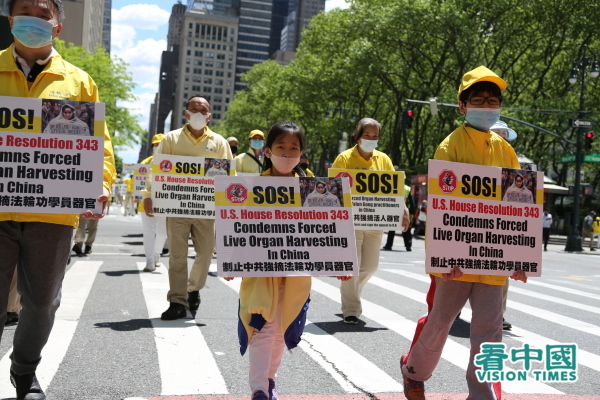 513世界法轮大法日，近二千名法轮功学员在纽约曼哈顿举办盛大游行