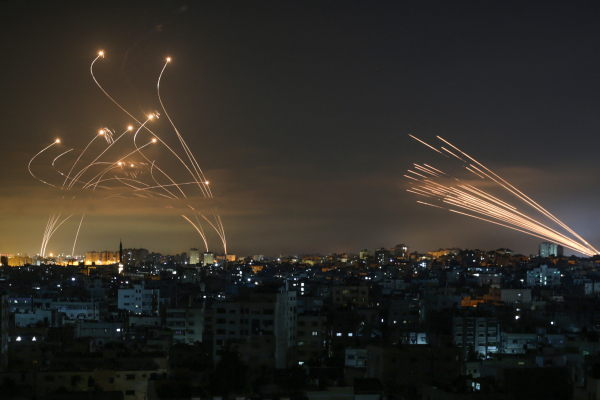 2021年5月14日夜间，以色列铁穹导弹防御系统正在拦截哈马斯从加沙地带发射的火箭。