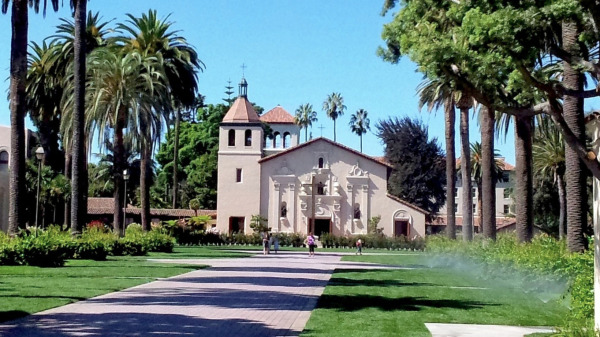 位于美国加利福尼亚州的圣克拉拉大学校园中心、历史悠久的宣教教堂和沃尔什行政大楼