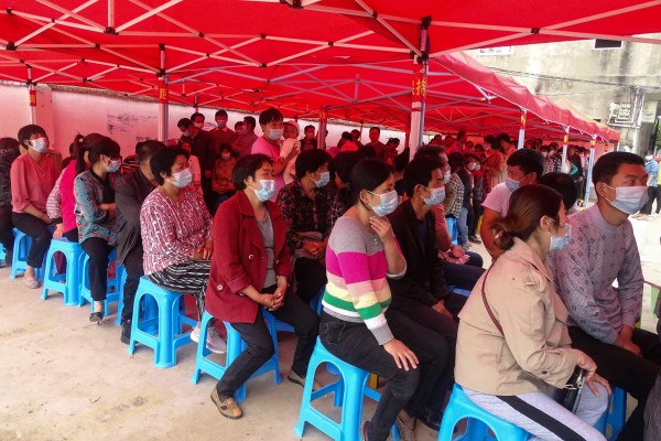 人們在安徽省阜陽市臨泉縣排隊接種疫苗