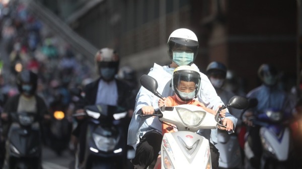 台湾本土COVID-19疫情升温，星座专家唐绮阳预测，关键是未来一个月。图为防疫升级后首个上班日，台北桥骑士们依政府规定，都佩戴口罩。