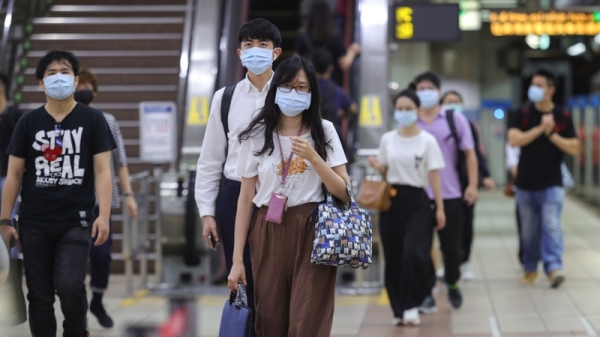 台北捷运忠孝复兴站 民众遵守规定戴上口罩