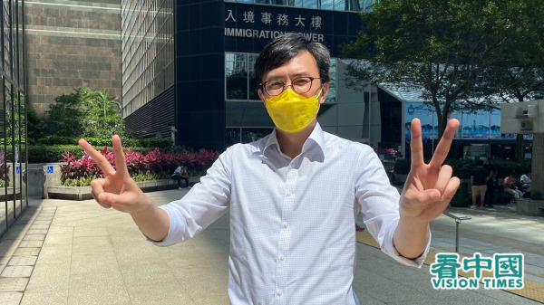 5月17日，社民连吴文远在法庭外回应记者提问。（图片来源：李晴/看中国）