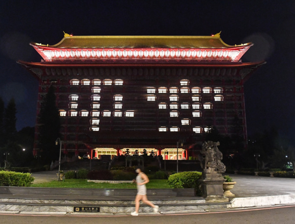 台北圓山大飯店16日晚間特別在外牆點亮「平安」兩字