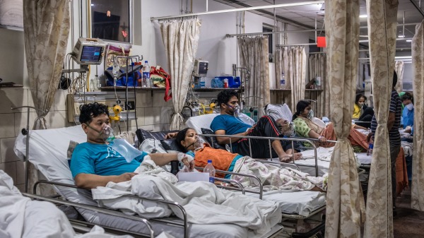 5月3日，印度新德里一家医院医院急诊室病床上躺满了COVID-19患者。