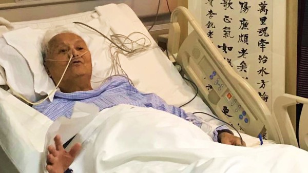 2018年4月13日，中共党史专家李锐在医院病房庆祝101岁生日（美国之音叶兵拍摄）