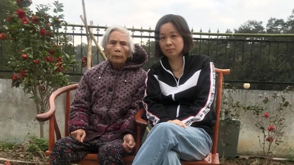 广西人权律师覃永沛仍被中共当局逾期羁押逾600多日，覃永沛的妻子邓晓云则遭到陌生人恐吓勒索。图为覃母与邓晓云。