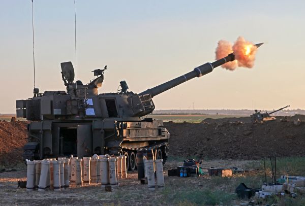2021年5月18日，以色列士兵向加沙地带发射155毫米自行榴弹炮。