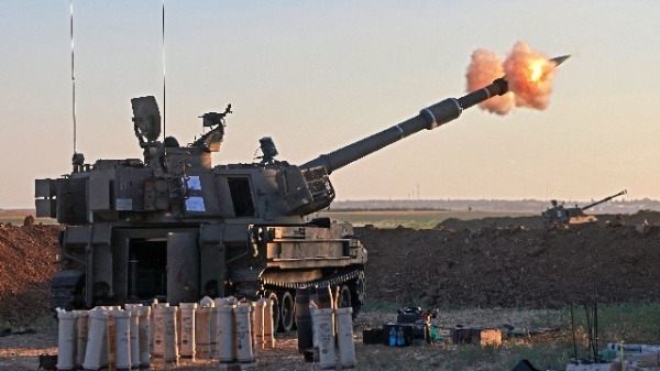 2021年5月18日，以色列士兵向加沙地帶發射155毫米自行榴彈炮。2(16:9)