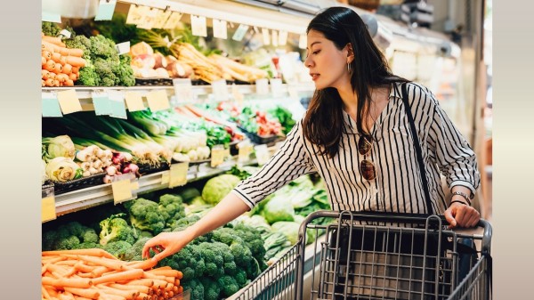 女性到超市買蔬果