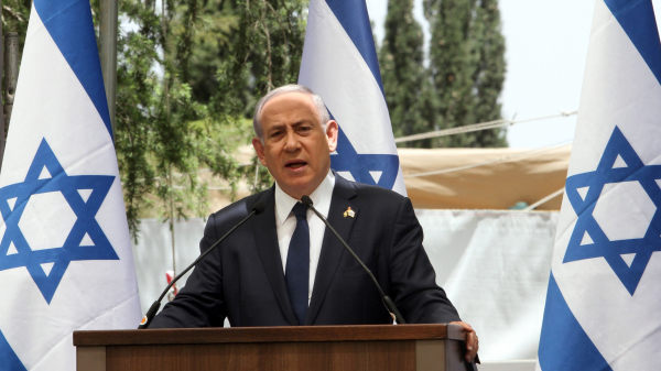 2017年5月1日，以色列总理内塔尼亚胡发表讲话纪念之前为国牺牲的以色列士兵。（图片来源：GIL COHEN-MAGENAFP via Getty Images）