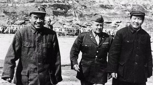1944年11月，美军视察组组长包瑞德与毛泽东、朱德一起。
