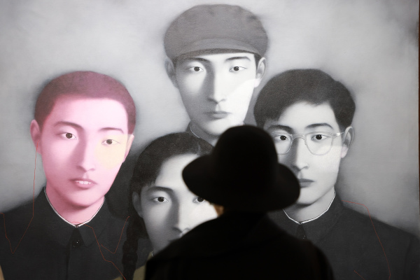 2021年4月30日，在北京国家农业展览展览馆里，一位参观者在观看一副以文革年青人为主题的油画。（图片来源：Lintao ZhangGetty Images）
