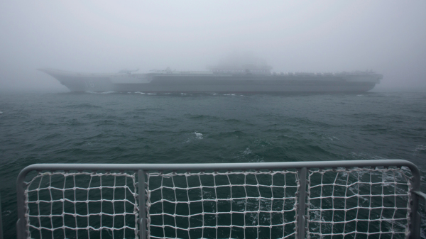 2019年4月23日，中共辽宁号航母在大雾中参加海上阅兵式。（图片来源：MARK SCHIEFELBEINAFP via Getty Images）(16:9)