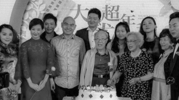 2016年吴孟超94岁生日宴会上，江泽民的情妇宋祖英，还曾前往祝寿并现场献歌。（微信图片）