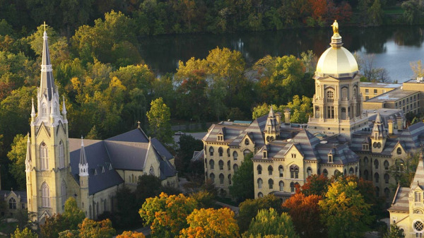 位于美国印第安纳州的圣母大学（University of Notre Dame）