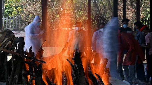 5月24日，印度新德里一家火葬场进行火葬仪式。