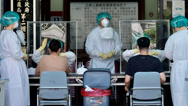 2021年5月21日，台北市医护人员在给当地居民进行疫情检测。（图片来源：SAM YEHAFP via Getty Images）