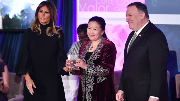 2020年3月4日，流亡的哈萨克族中国公民萨伊拉古-索伊特拜（Sayragul Sauytbay）获得国际有勇气妇女奖，这是她与蓬佩奥和梅兰妮在颁奖仪式上的合照。