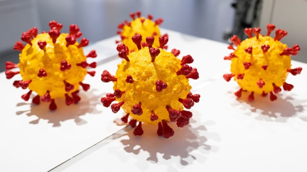 2021年4月8日，在湖北武汉举行的第三届世界卫生博览会期间展示的COVID-19病毒的模型