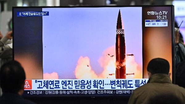 2021年3月26日，汉城首尔火车站的电视屏幕上在播放朝鲜最新的导弹测试的新闻镜头。