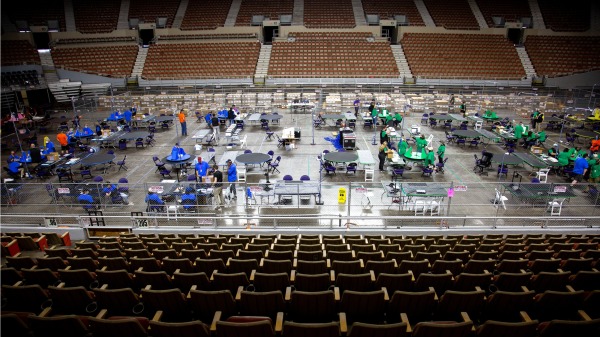 2021年5月1日，美国亚利桑那州凤凰城退伍军人体育馆内，合同工在审计马里科帕县的2020年大选选票。（图片来源：Veterans Memorial Coliseum）